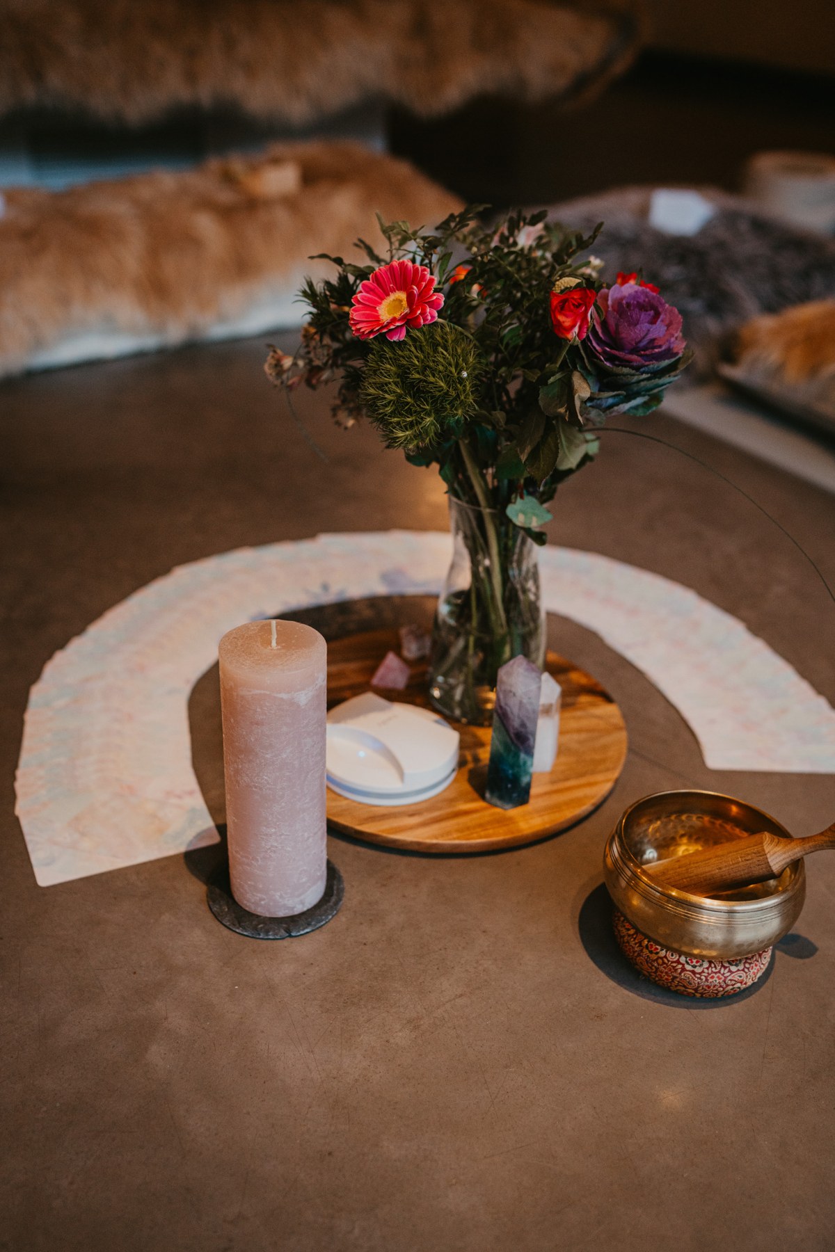 Blumen, Kerze und Klangschale als liebevolle Details im Retreatraum